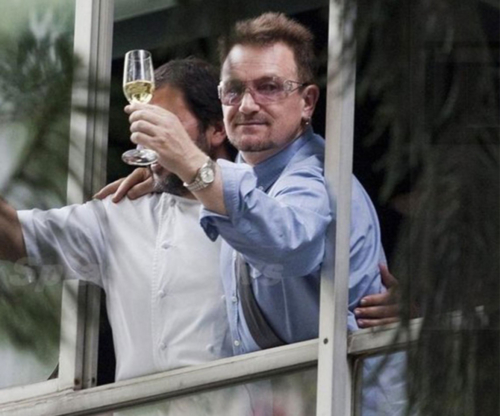 Bono chanteur du groupe de Rock U2 fête le Champagne Day 2014